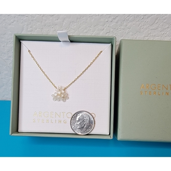 NIB Elegant Mother of Pearl Flower Necklace with Crystals - Picture 12 of 13